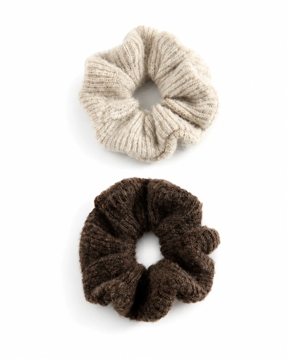Par fuzzy strikkede scrunchies